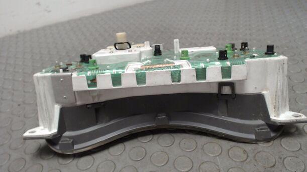 Foto: INSTRUMENTENTAFEL eines Opel Tigra 1.4i 16V