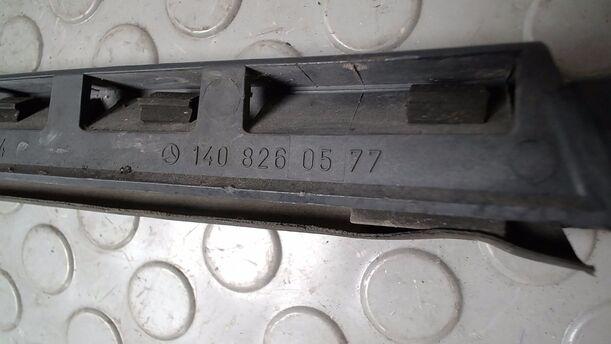 Foto: SCHEINWERFERBLENDE LINKS eines Mercedes-Benz 300 SE