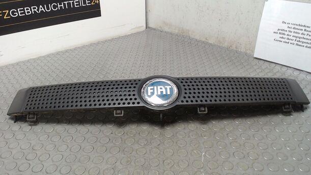Foto: KÜHLERGRILL eines Fiat Panda 1.1
