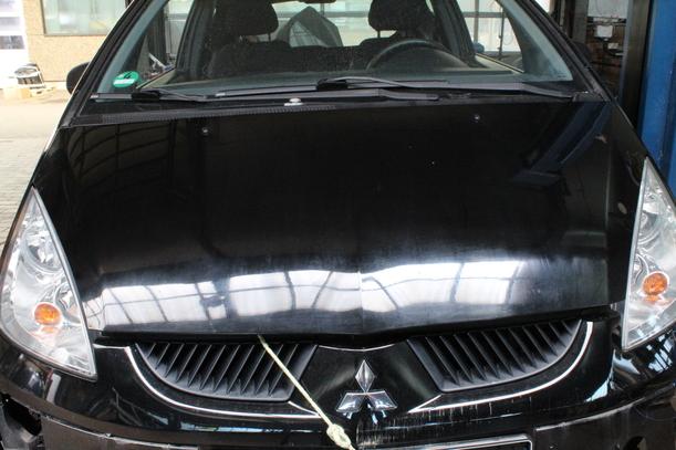 Foto: MOTORHAUBE eines Mitsubishi Colt CZ3 1.1