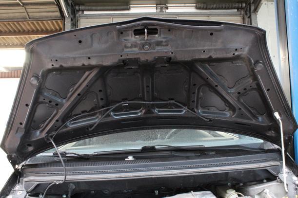 Foto: MOTORHAUBE eines Mitsubishi Colt CZ3 1.1