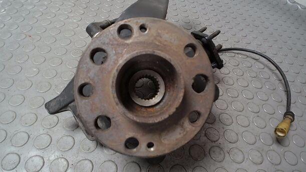 Foto: ACHSSCHENKEL VORN RECHTS ( ABS/ 5-LOCH ) eines Renault R 25 V6 Injection