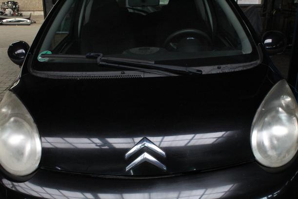 Foto: MOTORHAUBE eines Citroen C1 1.0 GL 1,8 E