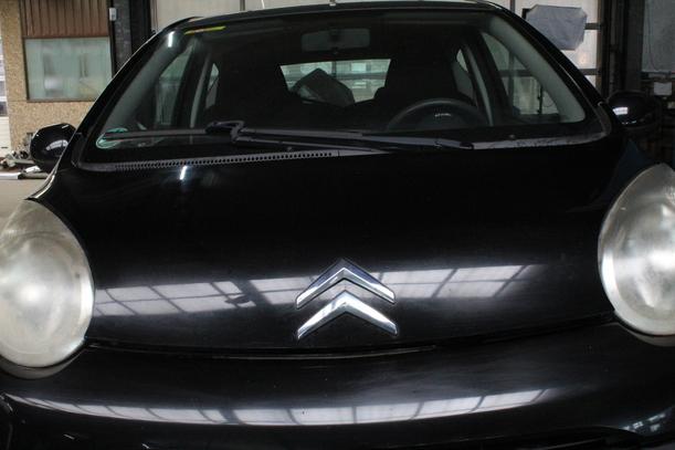 Foto: MOTORHAUBE eines Citroen C1 1.0 GL 1,8 E
