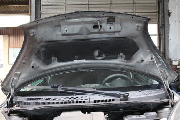 Foto: MOTORHAUBE eines Citroen C1 1.0 GL 1,8 E