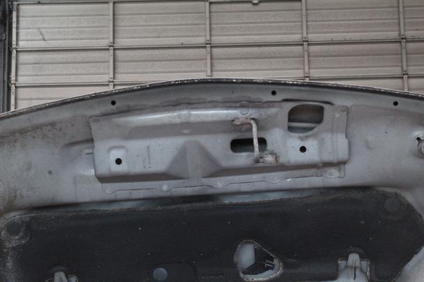 Foto: MOTORHAUBE eines Citroen C1 1.0 GL 1,8 E
