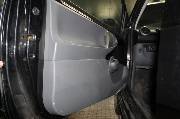 Foto: TÜR LINKS eines Citroen C1 1.0 GL 1,8 E
