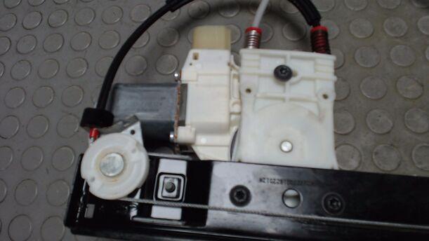 Foto: FENSTERHEBER ELEKTRISCH HINTEN LINKS eines Ford Galaxy 2.0 TDCi DPF GL 1,8 E
