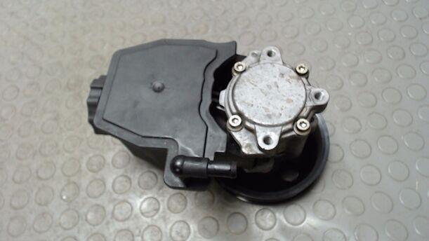 Foto: PUMPE SERVOLENKUNG / SERVOPUMPE eines Mercedes-Benz C 180 Sportcoupe CL Plus