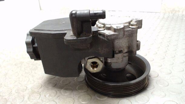 Foto: PUMPE SERVOLENKUNG / SERVOPUMPE eines Mercedes-Benz C 180 Sportcoupe CL Plus
