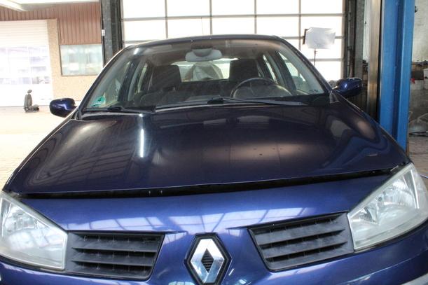 Foto: MOTORHAUBE eines Renault Megane 1.6