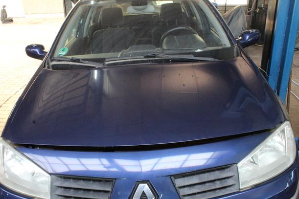 Foto: MOTORHAUBE eines Renault Megane 1.6