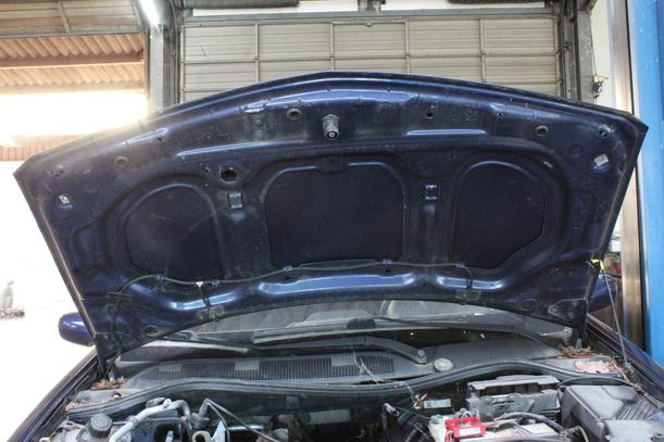 Foto: MOTORHAUBE eines Renault Megane 1.6