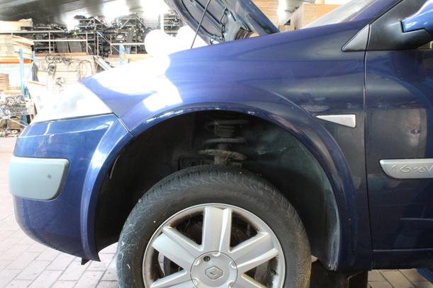 Foto: KOTFLÜGEL LINKS eines Renault Megane 1.6