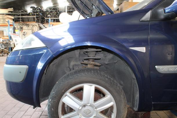 Foto: KOTFLÜGEL LINKS eines Renault Megane 1.6