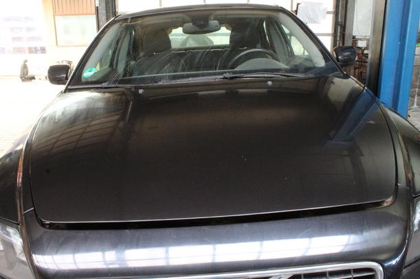 Foto: MOTORHAUBE eines Volvo S40 2.4