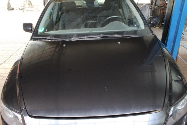 Foto: MOTORHAUBE eines Volvo S40 2.4