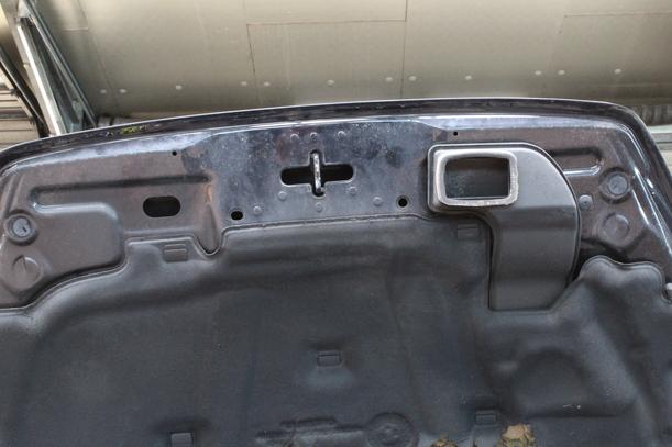 Foto: MOTORHAUBE eines Volvo S40 2.4