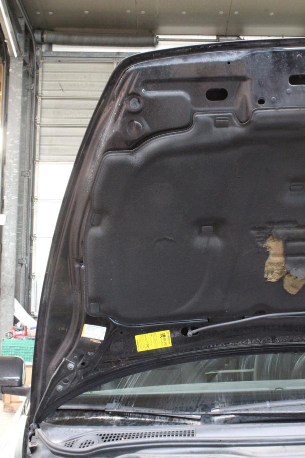 Foto: MOTORHAUBE eines Volvo S40 2.4
