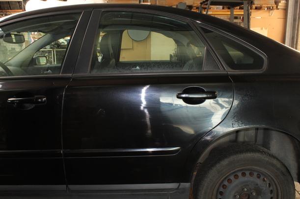 Foto: TÜR HINTEN LINKS eines Volvo S40 2.4