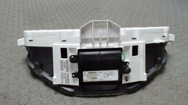 Foto: TACHOEINHEIT / KOMBIINSTRUMENT eines Volvo S40 2.4