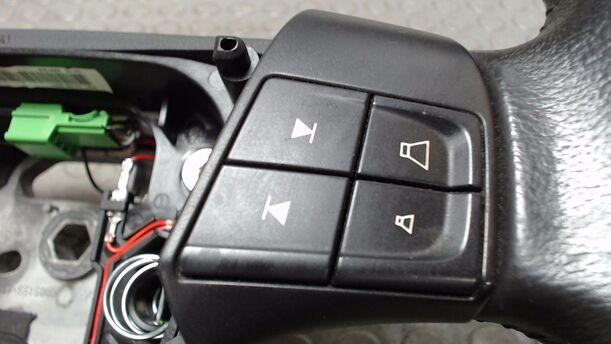 Foto: LEDERLENKRAD ( OHNE AIRBAG ) eines Volvo S40 2.4 GLX