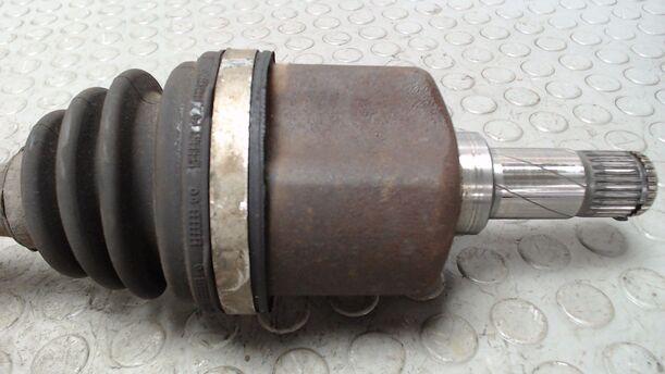 Foto: ANTRIEBSWELLE VORN LINKS eines Volvo S40 2.4