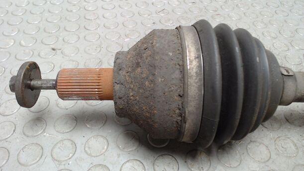 Foto: ANTRIEBSWELLE VORN LINKS eines Volvo S40 2.4