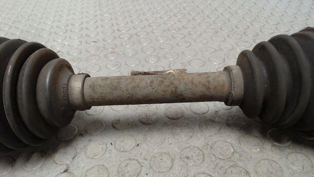Foto: ANTRIEBSWELLE VORN LINKS eines Volvo S40 2.4