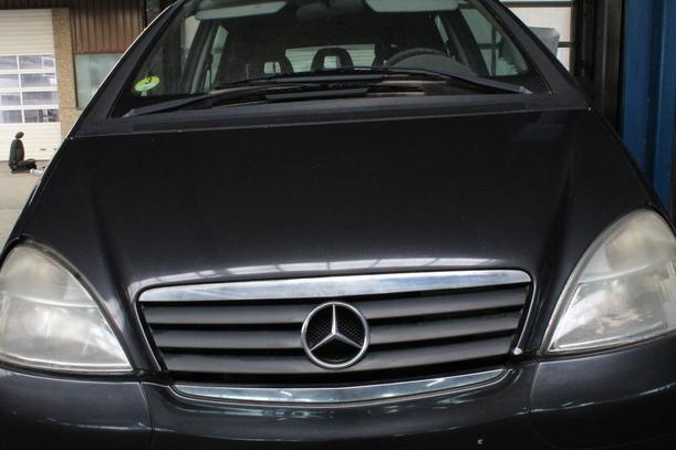 Foto: MOTORHAUBE eines Mercedes-Benz A 160 CDI CD Diamant