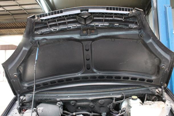 Foto: MOTORHAUBE eines Mercedes-Benz A 160 CDI CD Diamant