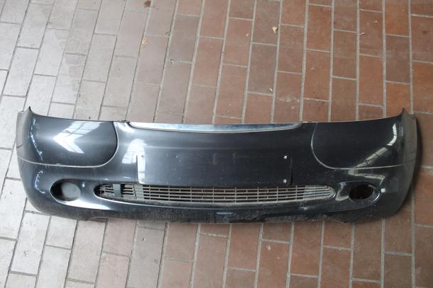 Foto: STOSSFÄNGER / STOSSSTANGE VORN (vor Facelift) eines Mercedes-Benz A 160 CDI CD Diamant