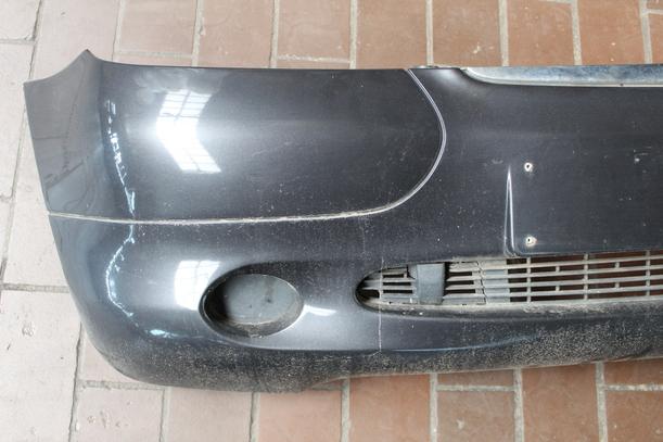 Foto: STOSSFÄNGER / STOSSSTANGE VORN (vor Facelift) eines Mercedes-Benz A 160 CDI CD Diamant