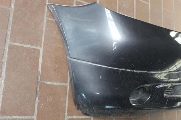 Foto: STOSSFÄNGER / STOSSSTANGE VORN (vor Facelift) eines Mercedes-Benz A 160 CDI CD Diamant
