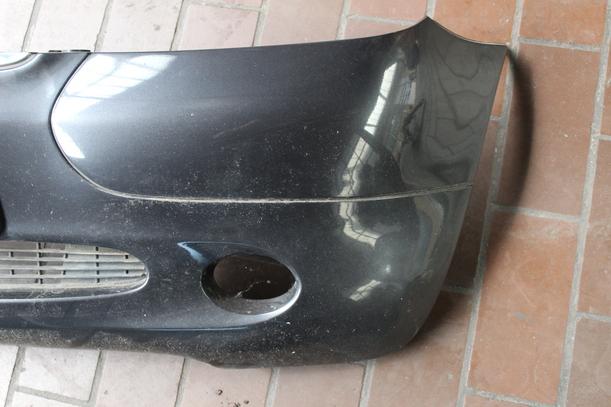 Foto: STOSSFÄNGER / STOSSSTANGE VORN (vor Facelift) eines Mercedes-Benz A 160 CDI CD Diamant