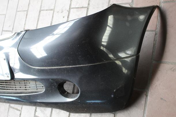 Foto: STOSSFÄNGER / STOSSSTANGE VORN (vor Facelift) eines Mercedes-Benz A 160 CDI CD Diamant
