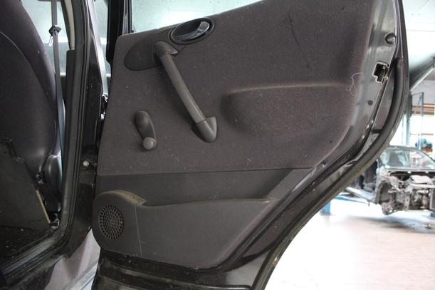 Foto: TÜR HINTEN RECHTS (kurz) eines Mercedes-Benz A 160 CDI CD Diamant