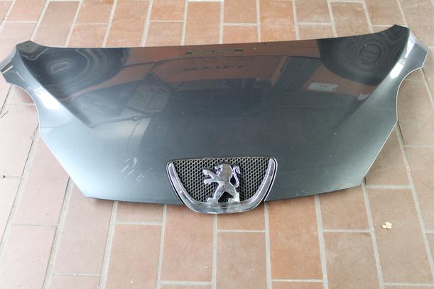 Foto: MOTORHAUBE eines Peugeot 107 70 CD Diamant