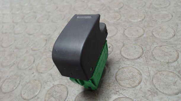 Foto: FENSTERHEBERSCHALTER eines Peugeot 107 70 CD Diamant