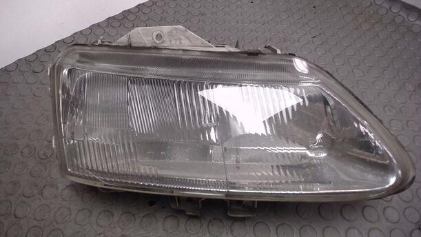 Foto: SCHEINWERFER RECHTS eines Renault Laguna Grandtour 2.0