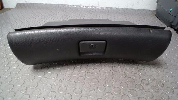 Foto: HANDSCHUHFACH ( FÜR BEIFAHRERAIRBAG ) eines Opel Astra Cabrio 1.8i GTI