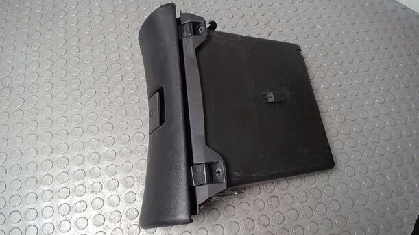 Foto: HANDSCHUHFACH ( FÜR BEIFAHRERAIRBAG ) eines Opel Astra Cabrio 1.8i GTI