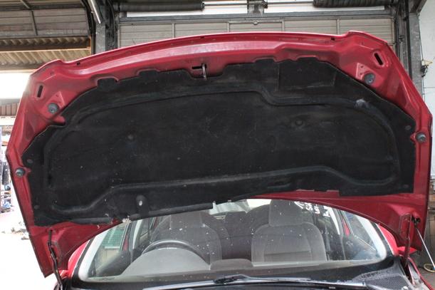 Foto: MOTORHAUBE eines Peugeot 307 110 Automatik GL