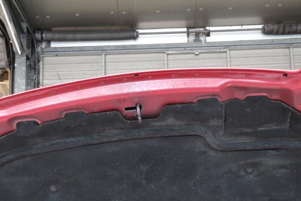 Foto: MOTORHAUBE eines Peugeot 307 110 Automatik GL