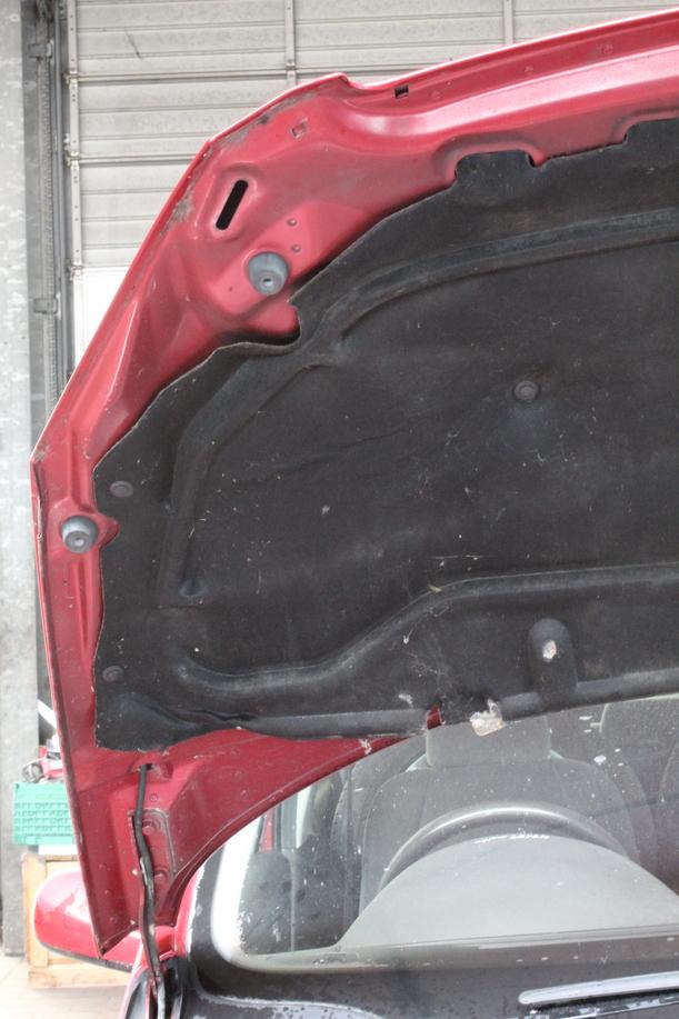 Foto: MOTORHAUBE eines Peugeot 307 110 Automatik GL