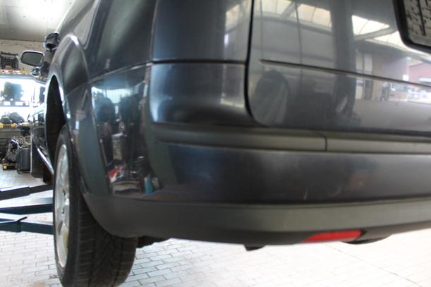 Foto: STOSSFÄNGER / STOßSTANGE HINTEN ( VOR FACELIFT ) eines Ford Focus Turnier 1.6 Ti-VCT Highline