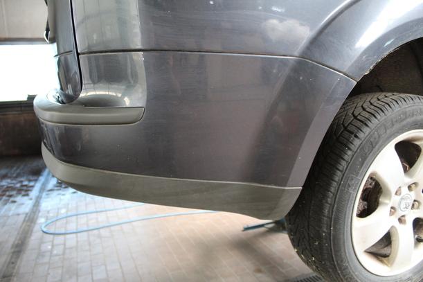 Foto: STOSSFÄNGER / STOßSTANGE HINTEN ( VOR FACELIFT ) eines Ford Focus Turnier 1.6 Ti-VCT Highline