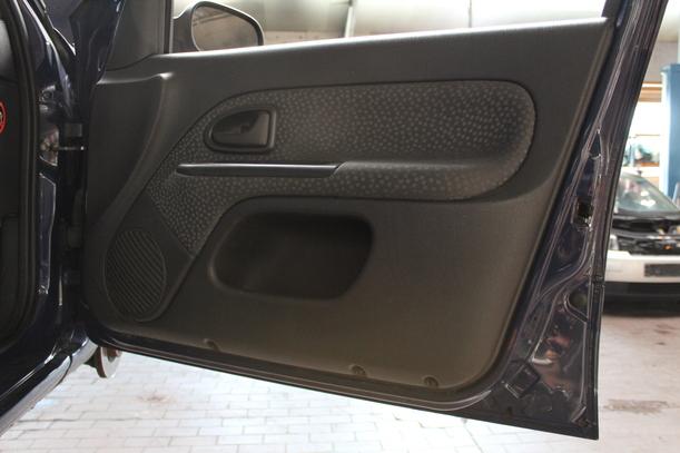 Foto: TÜR VORN RECHTS ( 4/5 TÜRER ) eines Renault Clio 1.2 16V