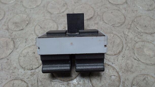 Foto: FENSTERHEBERSCHALTER VORN LINKS eines VW Fox 1.2 LS