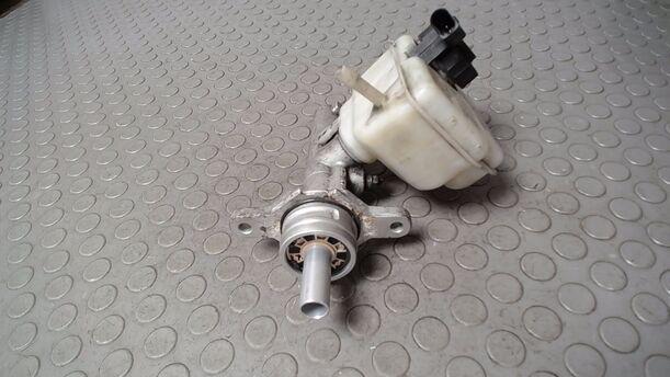 Foto: HAUPTBREMSZYLINDER eines VW Golf 1.4 Jeans